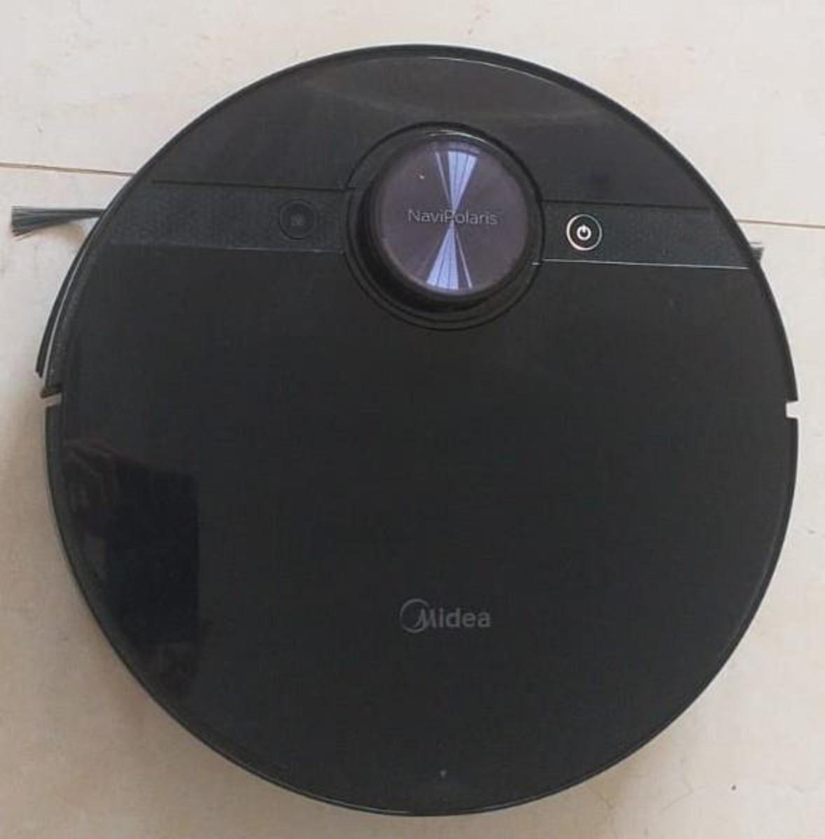 O aspirador-robô com WiFi e Bluetooth da Midea